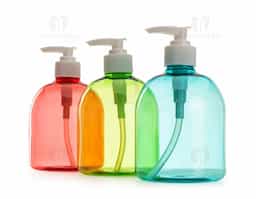 Frasco 480ml produzido em plástico colorido, tampa rosquável com válvula pump e trava de segurança, basta pressionar e girar a parte superior para travar o produto.