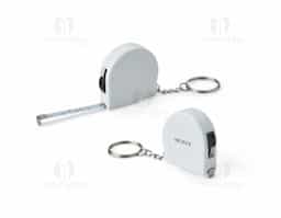 Um chaveiro plástico de trena é o item ideal para quem gosta de tudo sob medida. Sua fita de aço tem o alcance de até 2 metros e, além disso, apresenta suas medidas em pés e polegadas, o que a torna uma ferramenta versátil para fazer medições mais simples no dia a dia. Conta ainda com uma trava de segurança de fácil acionamento: basta deslizar que a fita é contida totalmente no trecho desejado, além de uma argola de metal para encaixar chaves ou conectar a outro chaveiro.