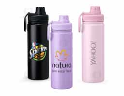 Uma garrafa leve e prática que também combina com todos os ambientes. Com capacidade de até 750ml, esta garrafa inox conta com uma pintura eletrostática, que garante uma cor duradoura e acabamento de maior qualidade e resistência. Sua tampa de plástico é rosqueável e conta com uma proteção no bocal e uma alça flexível, unindo cuidado e agilidade para o dia a dia.