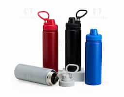 Uma garrafa leve e prática que também combina com todos os ambientes. Com capacidade de até 750ml, esta garrafa inox conta com uma pintura eletrostática, que garante uma cor duradoura e acabamento de maior qualidade e resistência. Sua tampa de plástico é rosqueável e conta com uma proteção no bocal e uma alça flexível, unindo cuidado e agilidade para o dia a dia.