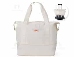 Muito mais espaço e praticidade em uma só bolsa esportiva para carregar equipamentos, calçados e roupas até academias, quadras, estúdios ou viagens em geral. Feita em poliéster resistente à água, ela possui um compartimento expansível que, quando aberto em zíper, aumenta a capacidade máxima da bolsa para até 26 litros. Além do amplo espaço interno com direito a bolso para organização de objetos menores, também apresenta bolso externo com área para o encaixe de alças de malas de viagem e, com isso, é possível criar combinações práticas em deslocamentos.