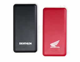 Não fique sem bateria nos momentos mais importantes do dia com o power bank de 10.000 mAh. Recarregue smartphones com toda a praticidade e rapidez utilizando uma de suas quatro entradas disponíveis: 2 portas USB, 1 porta Micro USB e outra USB-C. Com quatro luzes de LED para indicar a funcionalidade do carregador além de um botão lateral para fazer a ligação do dispositivo e iniciar a recarga. Sua entrada micro-USB 5V=2.1A e saída USB 5V=2.1A permitem aproveitamento de alto desempenho para um dia a dia tranquilo e livre de preocupações com a bateria do smartphone acabar na hora mais crucial. Não acompanha cabo USB.