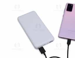 Não fique sem bateria nos momentos mais importantes do dia com o power bank de 10.000 mAh. Recarregue smartphones com toda a praticidade e rapidez utilizando uma de suas quatro entradas disponíveis: 2 portas USB, 1 porta Micro USB e outra USB-C. Com quatro luzes de LED para indicar a funcionalidade do carregador além de um botão lateral para fazer a ligação do dispositivo e iniciar a recarga. Sua entrada micro-USB 5V=2.1A e saída USB 5V=2.1A permitem aproveitamento de alto desempenho para um dia a dia tranquilo e livre de preocupações com a bateria do smartphone acabar na hora mais crucial. Não acompanha cabo USB.