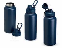 Garrafa térmica inox com capacidade máxima de até 1 litro. A pintura eletrostática garante uma cor mais duradora, dando mais qualidade ao acabamento. Sua parede dupla e isolamento a vácuo mantém o líquido conservado por mais tempo, além de evitar vazamentos. A garrafa conta com uma tampa rosqueável e uma alça retangular.