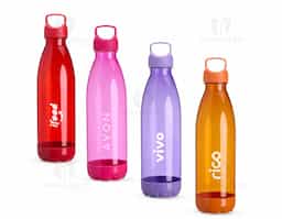 Toda boa rotina de hidratação pede por uma boa garrafa para acompanhar cada jornada. Com capacidade de até 680ml e feita em PVC, esta garrafa é uma opção sob medida para quem está sempre em movimento. Sua tampa rosqueável é feita em plástico ABS com alça fixa para facilitar o transporte ou mantê-la pendurada em algo. Além disso, ela conta com fundo removível para facilitar a higiene e diminuir o contato direto com sujeiras.