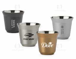 Brinde os momentos inesquecíveis ou aprecie aquela pausa para o café com um copo à altura! Este copo inox com capacidade de 80ml é a opção ideal para marcar os bons momentos da vida, desde uma celebração até um momento mais tranquilo ou intimista. A parede dupla mantém a temperatura da bebida agradável por mais tempo para que a única preocupação seja aproveitar plenamente cada instante.