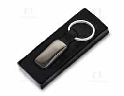 Chaveiro produzido em liga de zinco e ferro, materiais que garantem resistência e durabilidade. Possui acabamento com detalhe emborrachado, que agrega um toque moderno e diferenciado ao design. Ideal para uso diário, brindes corporativos ou ações promocionais, une funcionalidade e estilo em um só produto.