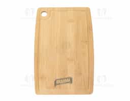 Nossa tábua de corte em bambu é resistente e conta com uma canaleta que evita o desperdício de líquidos, mantendo a bancada sempre limpa. Possui furo lateral, que facilita o manuseio e também permite pendurá-la, otimizando espaço. Além de funcional, seu design natural traz um toque sofisticado para qualquer ambiente. Perfeita para cortar carnes, frutas e legumes, essa tábua é a escolha ideal para quem valoriza qualidade e praticidade na cozinha!