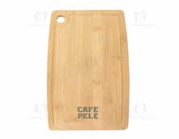Nossa tábua de corte em bambu é resistente e conta com uma canaleta que evita o desperdício de líquidos, mantendo a bancada sempre limpa. Possui furo lateral, que facilita o manuseio e também permite pendurá-la, otimizando espaço. Além de funcional, seu design natural traz um toque sofisticado para qualquer ambiente. Perfeita para cortar carnes, frutas e legumes, essa tábua é a escolha ideal para quem valoriza qualidade e praticidade na cozinha!