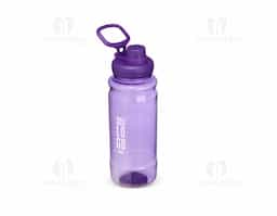Uma garrafa plástica para deixar a sua rotina de hidratação mais ágil. Com capacidade máxima de 800ml, a garrafa possui design ergonômico para tornar seu uso ainda mais agradável. Também possui uma tampa de plástico rosqueável com uma proteção adicional ao bocal para uma camada extra de higiene. Além disso, ela conta com uma alça flexível para facilitar seu transporte.