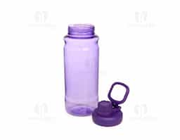 Uma garrafa plástica para deixar a sua rotina de hidratação mais ágil. Com capacidade máxima de 800ml, a garrafa possui design ergonômico para tornar seu uso ainda mais agradável. Também possui uma tampa de plástico rosqueável com uma proteção adicional ao bocal para uma camada extra de higiene. Além disso, ela conta com uma alça flexível para facilitar seu transporte.