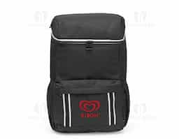 Bolsa térmica confeccionada em poliéster impermeável com fechamento em zíper e capacidade para até 24 litros. Conta com revestimento térmico antivazamento em PEVA e dois compartimentos externos, incluindo um localizado na parte superior também com revestimento térmico e capacidade para até 1,5 litro. Possui ainda uma alça de mão em nylon e um par de alças para as costas com revestimento em tecido respirável.