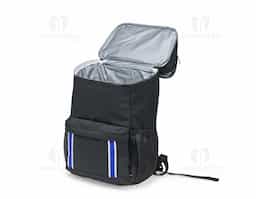 Bolsa térmica confeccionada em poliéster impermeável com fechamento em zíper e capacidade para até 24 litros. Conta com revestimento térmico antivazamento em PEVA e dois compartimentos externos, incluindo um localizado na parte superior também com revestimento térmico e capacidade para até 1,5 litro. Possui ainda uma alça de mão em nylon e um par de alças para as costas com revestimento em tecido respirável.