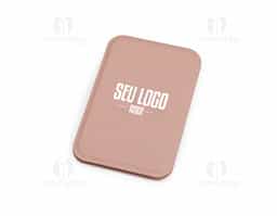 Leve este mini espelho para todo lugar. Com capa em couro sintético flexível com leves ranhuras para ajustar em até três posições diferentes, tornando-o um item prático e compacto, totalmente sob medida para carregar na mala, bolsa ou mochila e ajudar na aplicação de maquiagem.