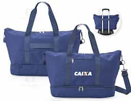Bolsa multiuso com capacidade de até 19?L, feita em Oxford impermeável. Possui compartimento principal com dois bolsos internos, sendo um com zíper e outro dividido. Conta ainda com bolso externo para pequenos objetos e compartimento inferior com zíper. Acompanha alça transversal removível.