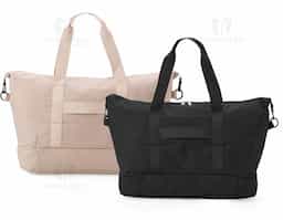 Bolsa multiuso com capacidade de até 19?L, feita em Oxford impermeável. Possui compartimento principal com dois bolsos internos, sendo um com zíper e outro dividido. Conta ainda com bolso externo para pequenos objetos e compartimento inferior com zíper. Acompanha alça transversal removível.