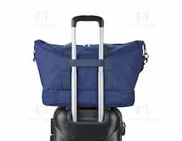 Bolsa multiuso com capacidade de até 19?L, feita em Oxford impermeável. Possui compartimento principal com dois bolsos internos, sendo um com zíper e outro dividido. Conta ainda com bolso externo para pequenos objetos e compartimento inferior com zíper. Acompanha alça transversal removível.