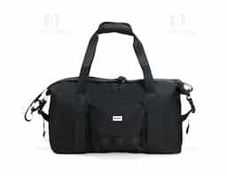 Bolsa esportiva de 18?L feita em poliéster e malha, resistente à água. Ideal para transportar uniformes, calçados e equipamentos, possui dois bolsos internos e dois externos. Conta com alças de mão com fecho em velcro e alça transversal removível e ajustável, oferecendo praticidade no transporte.