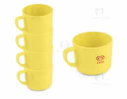 Conjunto com 4 xícaras confeccionadas em plástico RPET, todas na mesma cor, com design prático e funcional. Cada xícara possui capacidade para até 200 ml e é segura para uso em micro-ondas, oferecendo praticidade no dia a dia. Sustentáveis e reutilizáveis, são ideais para uso doméstico, corporativo ou em eventos.