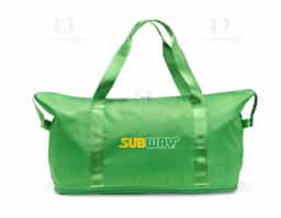 Bolsa esportiva com capacidade expansível de até 32 litros, ideal para transportar roupas, calçados e equipamentos. Feita em poliéster resistente à água, possui alças reforçadas, dois bolsos internos (um com zíper e outro dividido) e bolso externo. O compartimento inferior permite ampliar o espaço conforme a necessidade.