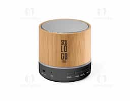 Caixa de som portátil com microfone, em bambu e ABS 100% reciclado, com transmissão sem fios BT 5.3. Tem potência de 3W, bateria com 400 mAh e autonomia aproximada de 4h30. Permite ainda as funções de atender chamadas, leitor de cartões microSD, entrada AUX e reprodução automática via porta USB-A. Incluso cabo de carregamento USB.
