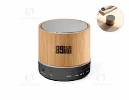Caixa de som portátil com microfone, em bambu e ABS 100% reciclado, com transmissão sem fios BT 5.3. Tem potência de 3W, bateria com 400 mAh e autonomia aproximada de 4h30. Permite ainda as funções de atender chamadas, leitor de cartões microSD, entrada AUX e reprodução automática via porta USB-A. Incluso cabo de carregamento USB.