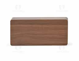 Relógio despertador de madeira com painel LED que exibe hora, data e temperatura. Permite programar até três alarmes com horários e frequências distintas. Funciona com 4 pilhas AAA (não inclusas) ou via cabo USB DC 5V (incluso). Une design elegante com funcionalidades práticas.