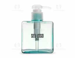 Frasco de 280ml em plástico colorido fosco, com tampa rosquável e válvula pump. A tampa possui uma trava de segurança, permitindo travar o produto ao pressionar e girar a parte superior, garantindo maior praticidade e segurança no uso.