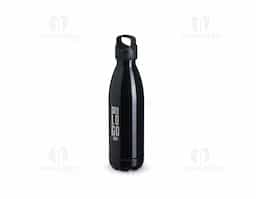 Garrafa de 680ml feita em PVC, ideal para o dia a dia. Possui tampa rosqueável em ABS com alça fixa para transporte ou fixação em mochilas. Conta ainda com fundo removível, o que facilita a limpeza e evita contato direto com superfícies. Projetada para praticidade em rotinas movimentadas.