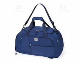 Esta é uma bolsa esportiva que traz a combinação de versatilidade e praticidade em um design destacado. Feita em Oxford resistente à água e com capacidade de 42 litros, ela conta com espaço de sobra para armazenar trajes e equipamentos esportivos graças aos seus 4 compartimentos principais amplos, incluindo um bolso lateral mais espaçoso para carregar objetos à parte de outros itens, como calçados ou roupas molhadas. Além disso, a bolsa pode ser transportada de três formas diferentes: pela horizontal e com as mãos através do par de alças reforçadas com uma liga com fechamento em velcro para junção, também pela horizontal, com os ombros, adicionando a alça transversal removível ou ainda na vertical ao montar as alças para as costas localizadas na parte traseira, transformando-a em uma mochila convencional, com o bolso amplo da lateral ocupando o papel de abertura principal.