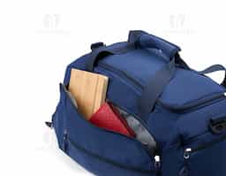 Esta é uma bolsa esportiva que traz a combinação de versatilidade e praticidade em um design destacado. Feita em Oxford resistente à água e com capacidade de 42 litros, ela conta com espaço de sobra para armazenar trajes e equipamentos esportivos graças aos seus 4 compartimentos principais amplos, incluindo um bolso lateral mais espaçoso para carregar objetos à parte de outros itens, como calçados ou roupas molhadas. Além disso, a bolsa pode ser transportada de três formas diferentes: pela horizontal e com as mãos através do par de alças reforçadas com uma liga com fechamento em velcro para junção, também pela horizontal, com os ombros, adicionando a alça transversal removível ou ainda na vertical ao montar as alças para as costas localizadas na parte traseira, transformando-a em uma mochila convencional, com o bolso amplo da lateral ocupando o papel de abertura principal.