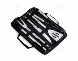 Um kit ideal para acompanhar momentos de confraternização marcantes que apenas um bom churrasco pode proporcionar. O nosso kit traz 5 itens em aço inox indispensáveis para preparar um bom churrasco: 1 faca de 6,2 polegadas de lâmina, um garfo, 1 espátula, 1 pincel com cerdas de silicone e 1 pegador. Além disso, ele acompanha um estojo de nylon com um par de alças fixas para dar maior facilidade de transporte, além de uma placa metálica personalizável com verso autoadesivo.