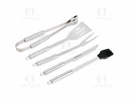 Um kit ideal para acompanhar momentos de confraternização marcantes que apenas um bom churrasco pode proporcionar. O nosso kit traz 5 itens em aço inox indispensáveis para preparar um bom churrasco: 1 faca de 6,2 polegadas de lâmina, um garfo, 1 espátula, 1 pincel com cerdas de silicone e 1 pegador. Além disso, ele acompanha um estojo de nylon com um par de alças fixas para dar maior facilidade de transporte, além de uma placa metálica personalizável com verso autoadesivo.
