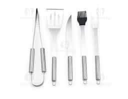 Um kit ideal para acompanhar momentos de confraternização marcantes que apenas um bom churrasco pode proporcionar. O nosso kit traz 5 itens em aço inox indispensáveis para preparar um bom churrasco: 1 faca de 6,2 polegadas de lâmina, um garfo, 1 espátula, 1 pincel com cerdas de silicone e 1 pegador. Além disso, ele acompanha um estojo de nylon com um par de alças fixas para dar maior facilidade de transporte, além de uma placa metálica personalizável com verso autoadesivo.