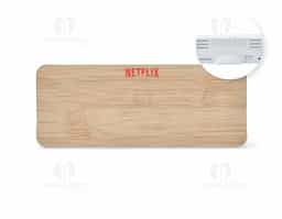 Relógio despertador feito em bambu e plástico, com painel LED que exibe hora, data e temperatura ambiente. Conta com alarme programável, com ajuste de frequência sonora e dias da semana. A luminosidade do display possui três níveis. Pode ser alimentado por 1 pilha AAA (não inclusa) ou via cabo USB 5V (incluso), unindo funcionalidade e design moderno.