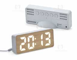 Relógio despertador feito em bambu e plástico, com painel LED que exibe hora, data e temperatura ambiente. Conta com alarme programável, com ajuste de frequência sonora e dias da semana. A luminosidade do display possui três níveis. Pode ser alimentado por 1 pilha AAA (não inclusa) ou via cabo USB 5V (incluso), unindo funcionalidade e design moderno.