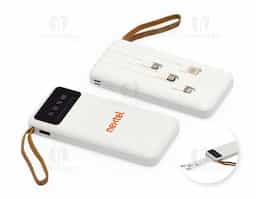 Carregador power bank de 10.000mAh com lanternas, múltiplas saídas e suporte para celular. Fabricado em plástico com display integrado, este power bank vem equipado com quatro cabos de carregamento, eliminando a necessidade de transportar cabos extras. Compatível com entradas V8, Tipo-C, Lightning e USB, praticidade é o sinônimo deste carregador. Com alça de couro sintético e um suporte funcional para celular, estilo gaveta, o power bank possui capacidade real de 6.000mAh para manter os dispositivos sempre carregados. Acompanha cabo USB-V8.