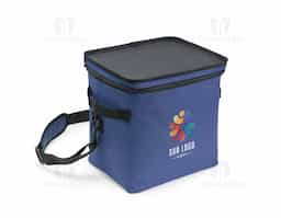  Bolsa térmica confeccionada em poliéster resistente à água, fechamento em zíper e capacidade máxima de 15 litros. Possui revestimento térmico interno em PEVA atóxico e tampa de base firme que pode ser usada como bandeja para refeições. Acompanha alça transversal removível.