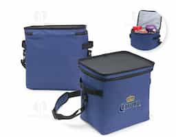  Bolsa térmica confeccionada em poliéster resistente à água, fechamento em zíper e capacidade máxima de 15 litros. Possui revestimento térmico interno em PEVA atóxico e tampa de base firme que pode ser usada como bandeja para refeições. Acompanha alça transversal removível.