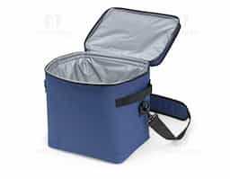  Bolsa térmica confeccionada em poliéster resistente à água, fechamento em zíper e capacidade máxima de 15 litros. Possui revestimento térmico interno em PEVA atóxico e tampa de base firme que pode ser usada como bandeja para refeições. Acompanha alça transversal removível.