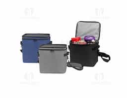  Bolsa térmica confeccionada em poliéster resistente à água, fechamento em zíper e capacidade máxima de 15 litros. Possui revestimento térmico interno em PEVA atóxico e tampa de base firme que pode ser usada como bandeja para refeições. Acompanha alça transversal removível.