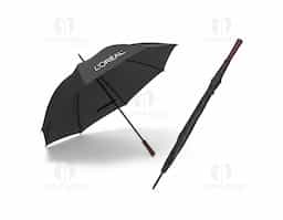 Guarda-chuva produzido em poliéster 190T, com estrutura durável que oferece boa resistência ao uso diário. Possui cabo com pega em madeira, conferindo um toque clássico ao design. Abertura manual, ideal para quem busca praticidade e estilo em dias chuvosos.