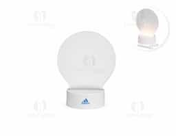 Essa luminária de LED de mesa une funcionalidade e personalização: sua tela acrílica 3D permite escrever mensagens, lembretes ou desenhos, que podem ser apagados e reescritos com a caneta plástica integrada. Alimentada por cabo USB integrado à base plástica ou por 3 pilhas AAA (não inclusas), oferece iluminação suave e interatividade.