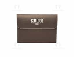 Pasta envelope ecológica feita em kraft, com abertura superior e botão imantado para fechamento. Possui laterais costuradas, garantindo maior resistência e durabilidade. Ideal para organizar documentos de forma prática e sustentável.