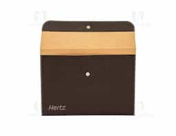 Pasta envelope ecológica feita em kraft, com abertura superior e botão imantado para fechamento. Possui laterais costuradas, garantindo maior resistência e durabilidade. Ideal para organizar documentos de forma prática e sustentável.