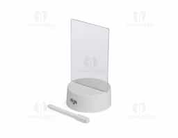 Luminária de LED com tela acrílica 3D ideal para deixar recados, lembretes ou desenhos. Conecta-se via cabo USB integrado à base plástica e acompanha caneta com apagador. Une iluminação e funcionalidade, tornando o ambiente mais aconchegante e interativo.