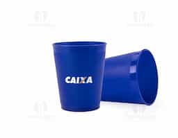 Copo reutilizável em plástico polipropileno (PP) com capacidade de 450ml. Leve e resistente, é indicado para uso em casa, festas ou eventos diversos, adaptando-se a diferentes ocasiões com praticidade.