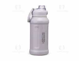 Garrafa térmica inox de 850ml com parede dupla e isolamento a vácuo, ideal para conservar a temperatura dos líquidos. Possui tampa plástica com alça reforçada, trava de segurança no bocal e canudo reutilizável. Design esportivo e robusto, pensada para uso prático no dia a dia.