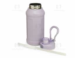 Garrafa térmica inox de 850ml com parede dupla e isolamento a vácuo, ideal para conservar a temperatura dos líquidos. Possui tampa plástica com alça reforçada, trava de segurança no bocal e canudo reutilizável. Design esportivo e robusto, pensada para uso prático no dia a dia.
