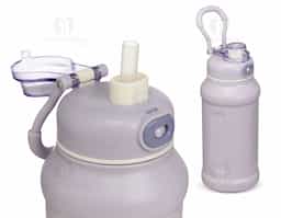 Garrafa térmica inox de 850ml com parede dupla e isolamento a vácuo, ideal para conservar a temperatura dos líquidos. Possui tampa plástica com alça reforçada, trava de segurança no bocal e canudo reutilizável. Design esportivo e robusto, pensada para uso prático no dia a dia.